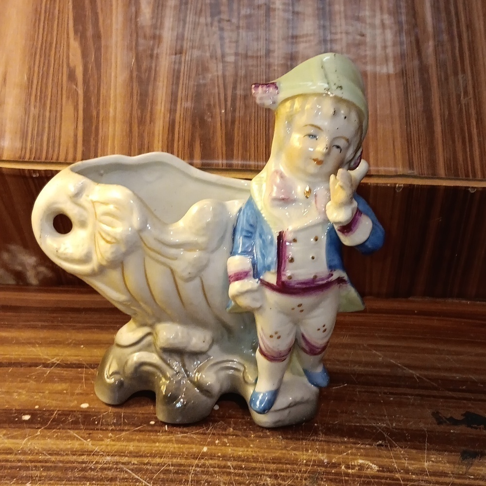 Vintage home deco mcm English boy planter